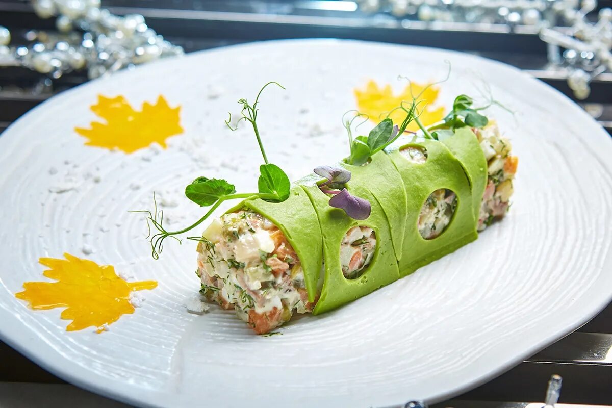 закуски на день рождения. странные блюда. цветные блины. фаршированные помидорки черри. торт закусочный рыбный.