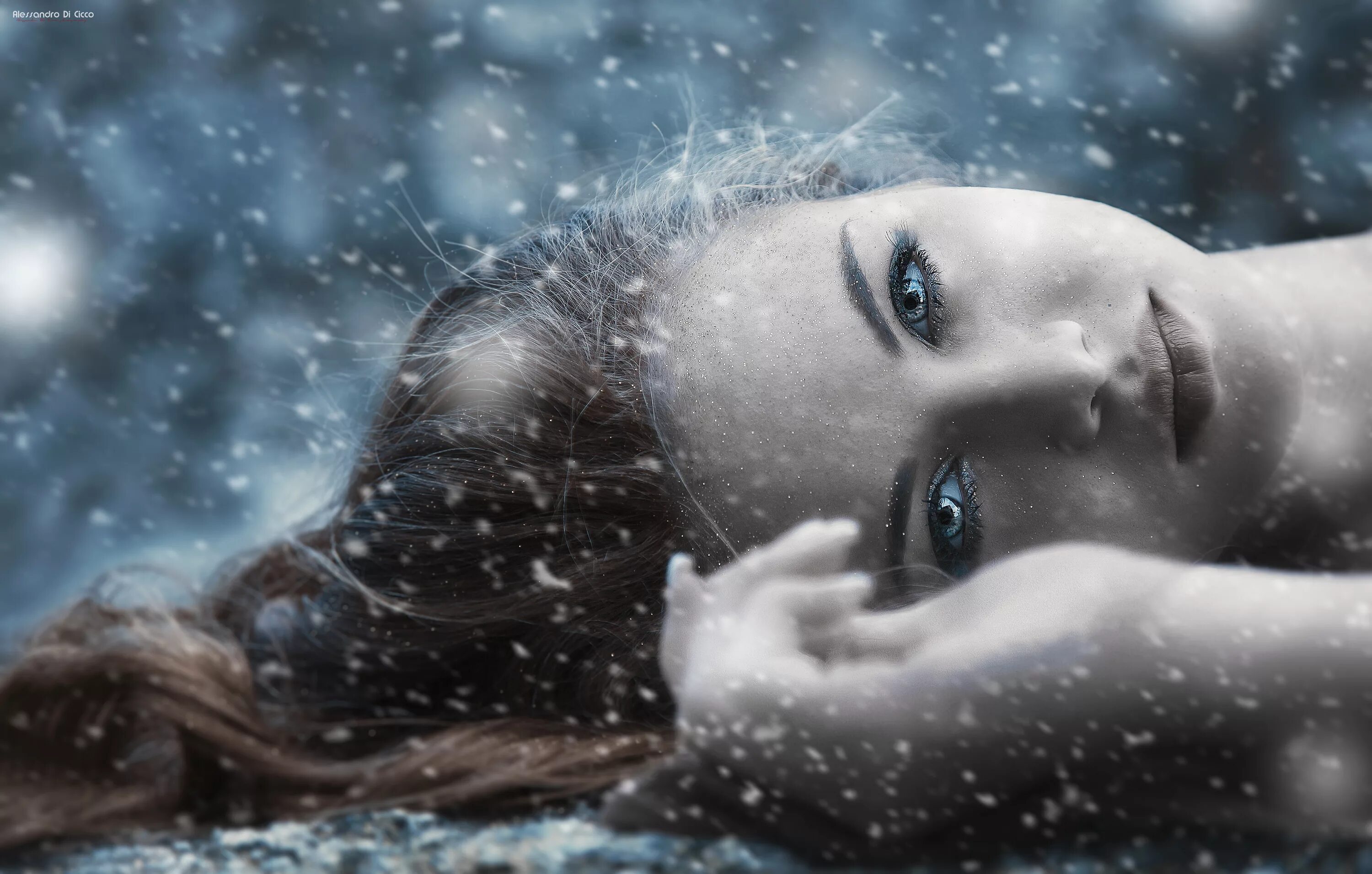 Голубоглазые девушки. Девушка на воде снег. Вода из глаз. Красивые женские глаза закрытые в воде.