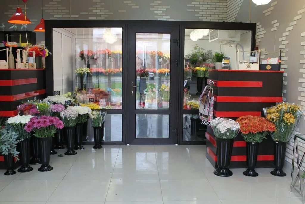 Цветочный магазин внутри. Маленький цветочный магазин. Цветы магазинные. Стиль цветочного магазина. Франшиза цветочного магазина