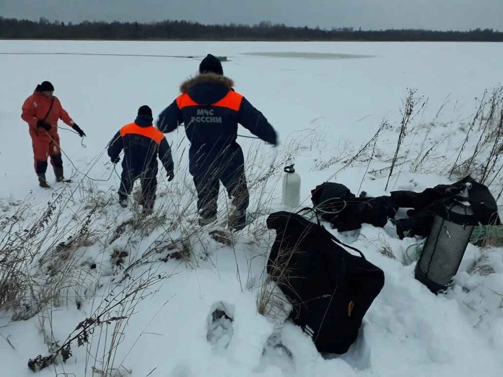 Утонувшие зимой. Рыбак провалился под лед. Спасение рыбаков.