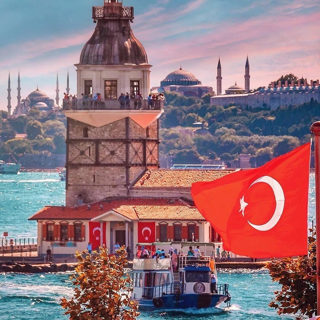 Turkey html. Стамбул Турция. Истанбул Турция. Турецкий флаг на Босфоре. Турция Султанахмет флаг.