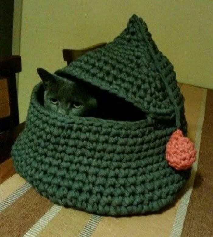 Вязаные кошачьи домики. Домик для кошки крючком из шнура. Домик для кошки крючком из шнура. Вязаный домик для кошки. Домик для кошки крючком.