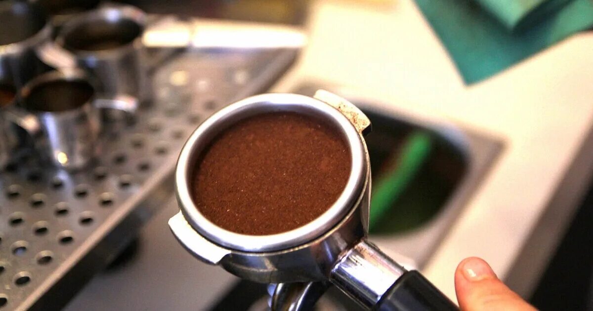 Приготовление кофе. Процесс приготовления кофе. Эспрессо. Кофемашина бариста.