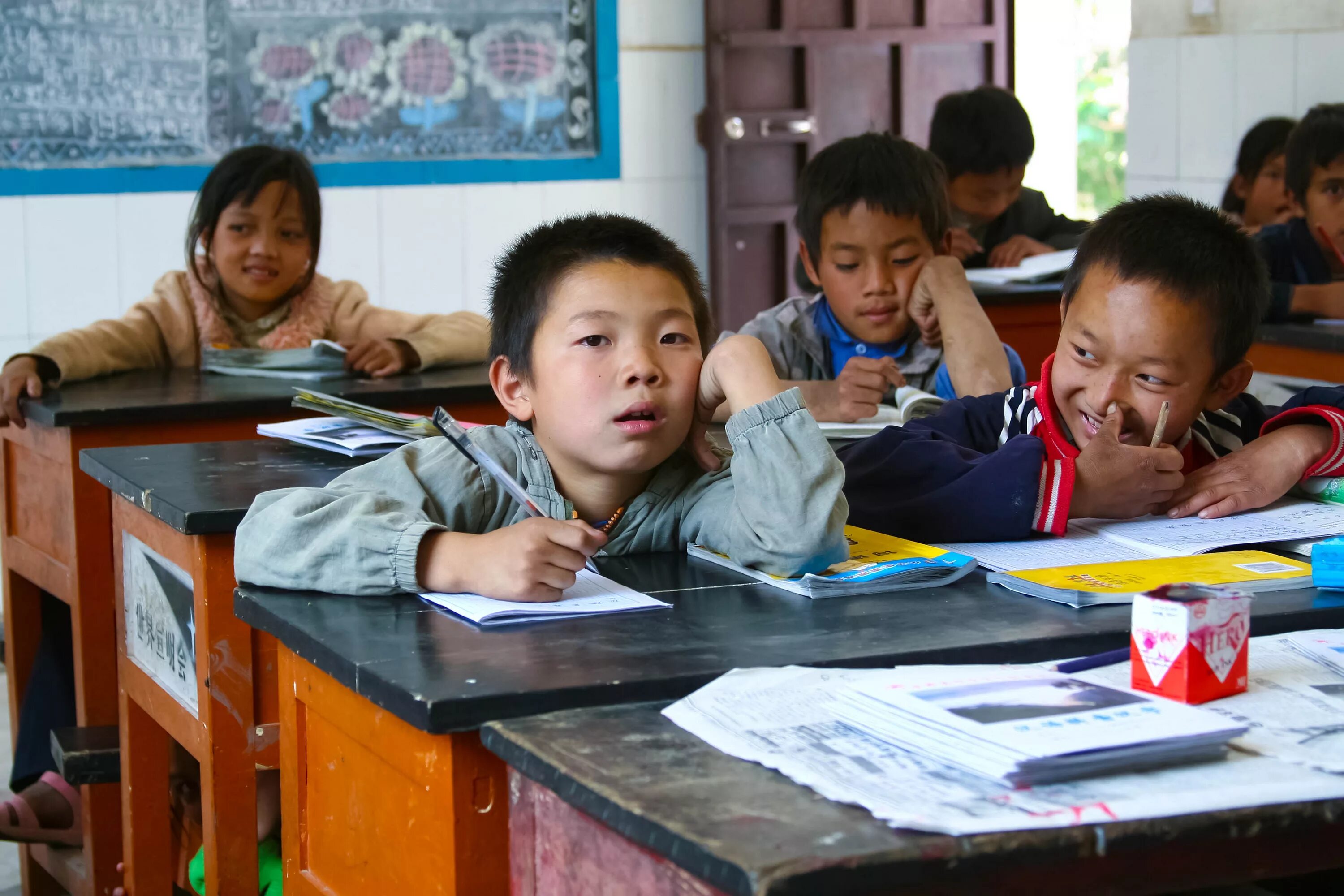 Начальная школа в Китае. Китайские ученики. Китайские дети в школе. Начальное образование в Китае.