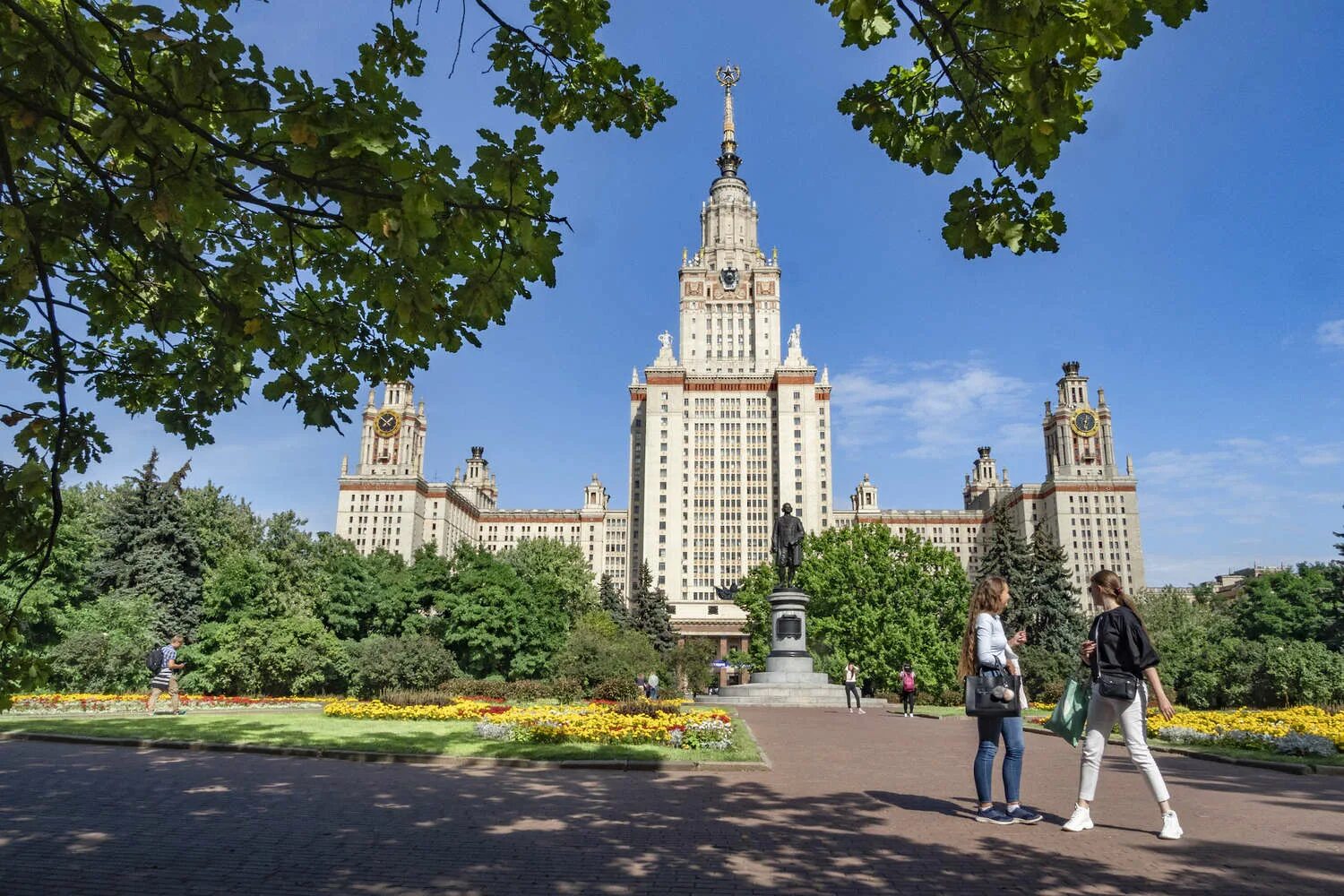 Мгу зачислен. Московский государственный университет имени м.в.Ломоносова，МГУ. Институт МГУ В Москве. Вузы России МГУ Ломоносова. Главное здание МГУ на Воробьёвых горах.