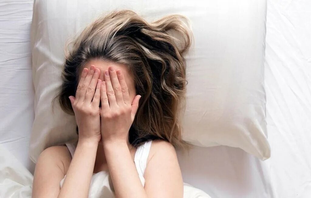 проблемы со здоровьем. сонливый человек. раздражительность после сна. раздражительность после сна. уставшее лицо девушки.