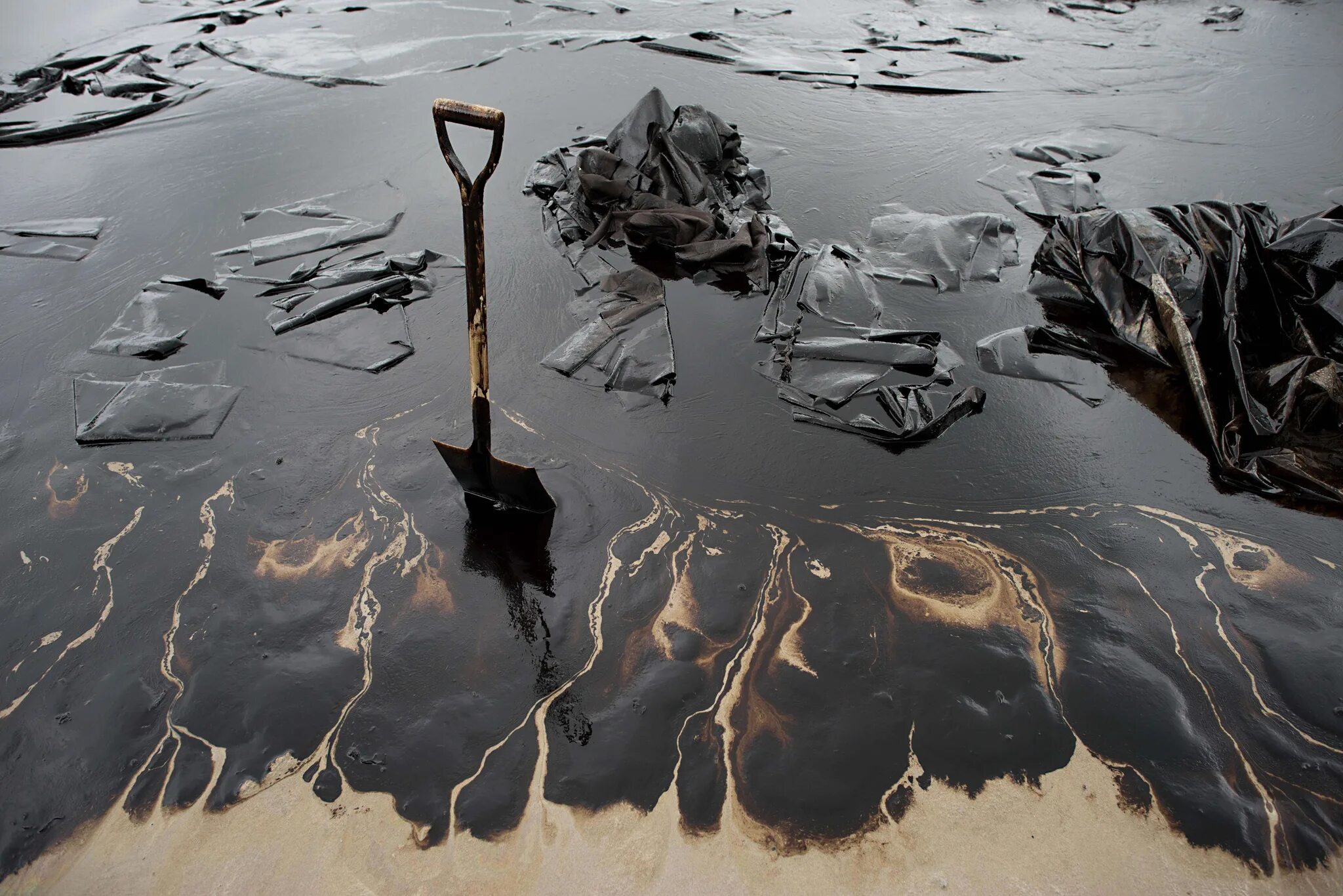 Нефть загрязняет воду. Мазут гудрон битум. Разлив нефти. Загрязнение нефтепродуктами. Загрязнение нефтью.