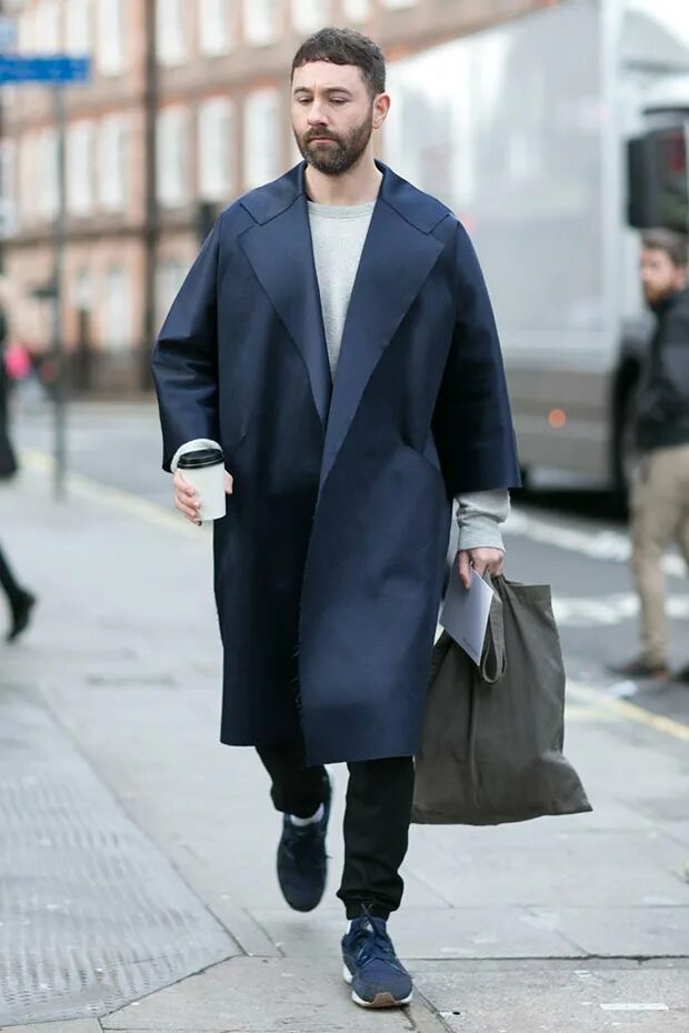 Пальто стрит стайл мужское. Оверсайз пальто мужское. Oversize пальто мужское. Безразмерное пальто мужское