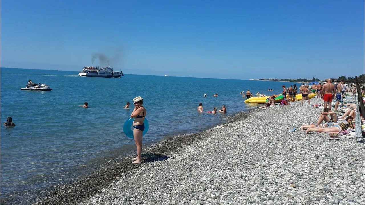 Самое теплое море в абхазии. Отдыхающие на черном море. абхазия море. черноморское побережье абхазии. морское побережье абхазии.