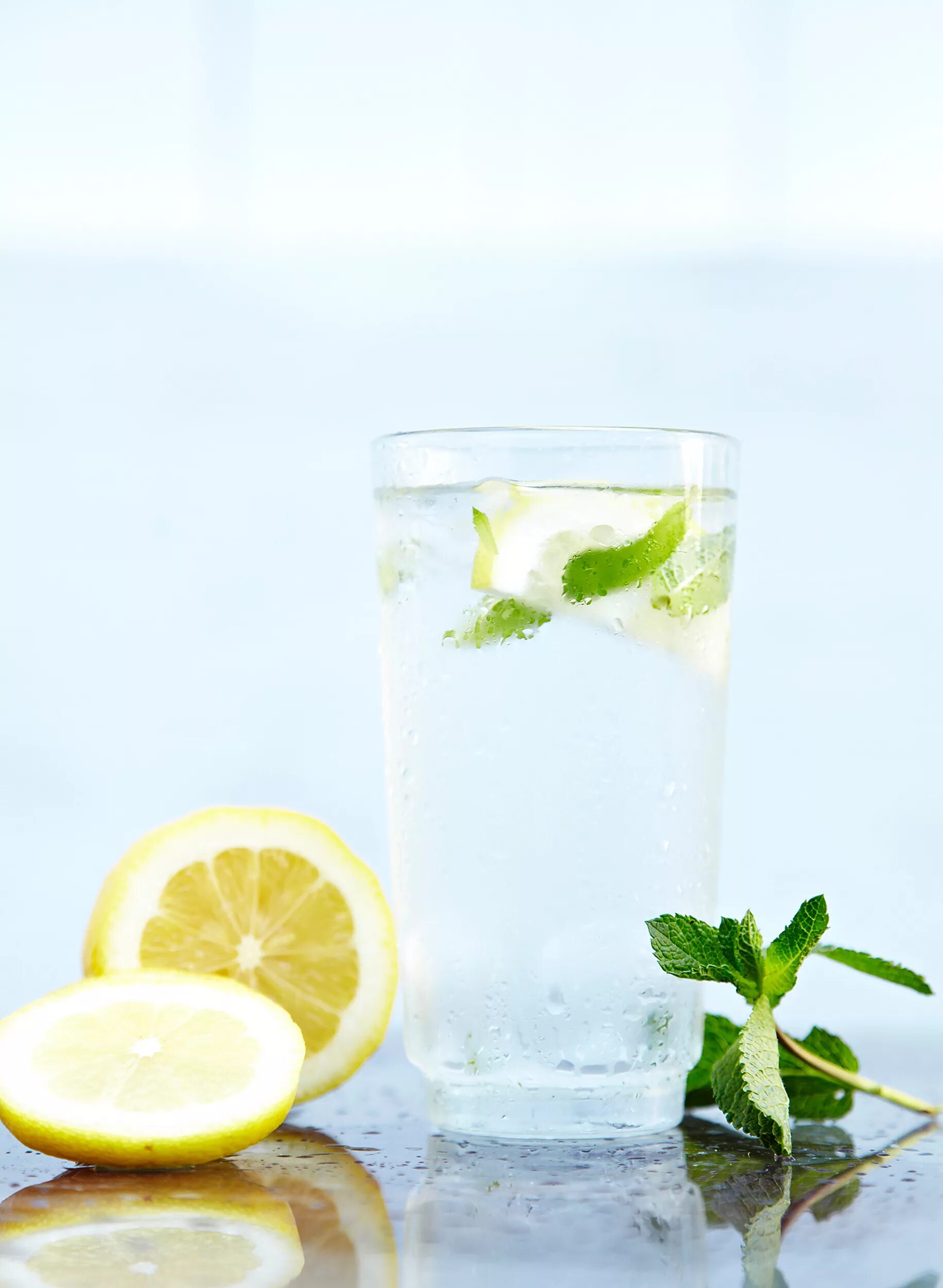 Питье вода с лимоном. Вода с лимоном. Стакан воды с лимоном. Ылда с лимоном. Вода с лимоном полезна.