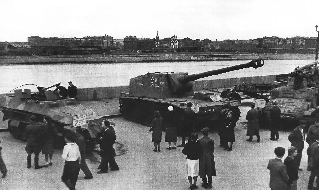Выставка трофейного вооружения в парке горького 1943. Выставка трофейного вооружения в парке горького 1943 г. Парк победы выставка трофейной. Выставка трофейной техники в москве в парке горького. Выставка трофейной техники в парке горького.