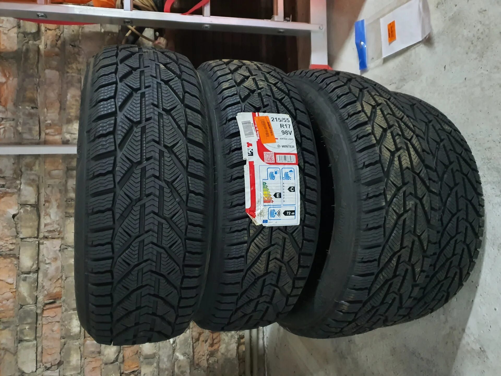 Tigar r17 купить. Tigar Winter 235/55 r17. Tigar 215/55 r17. Резина Тигар зима 17 215 55. Tigar шины зима r17.