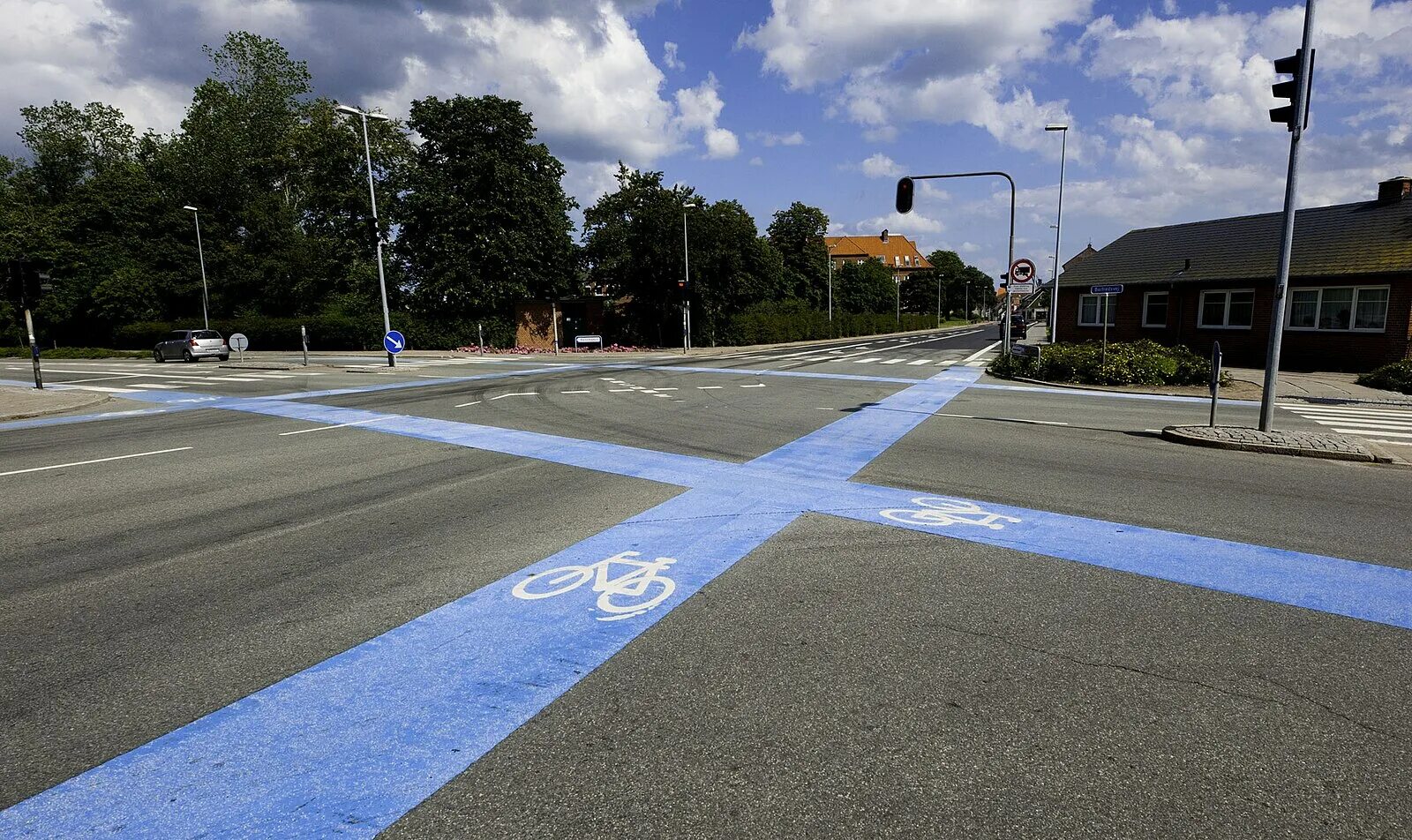 Parking marking. Велосипедные дорожки в Дании. Велодорожка текстура. Синяя разметка в Германии. Синяя разметка.