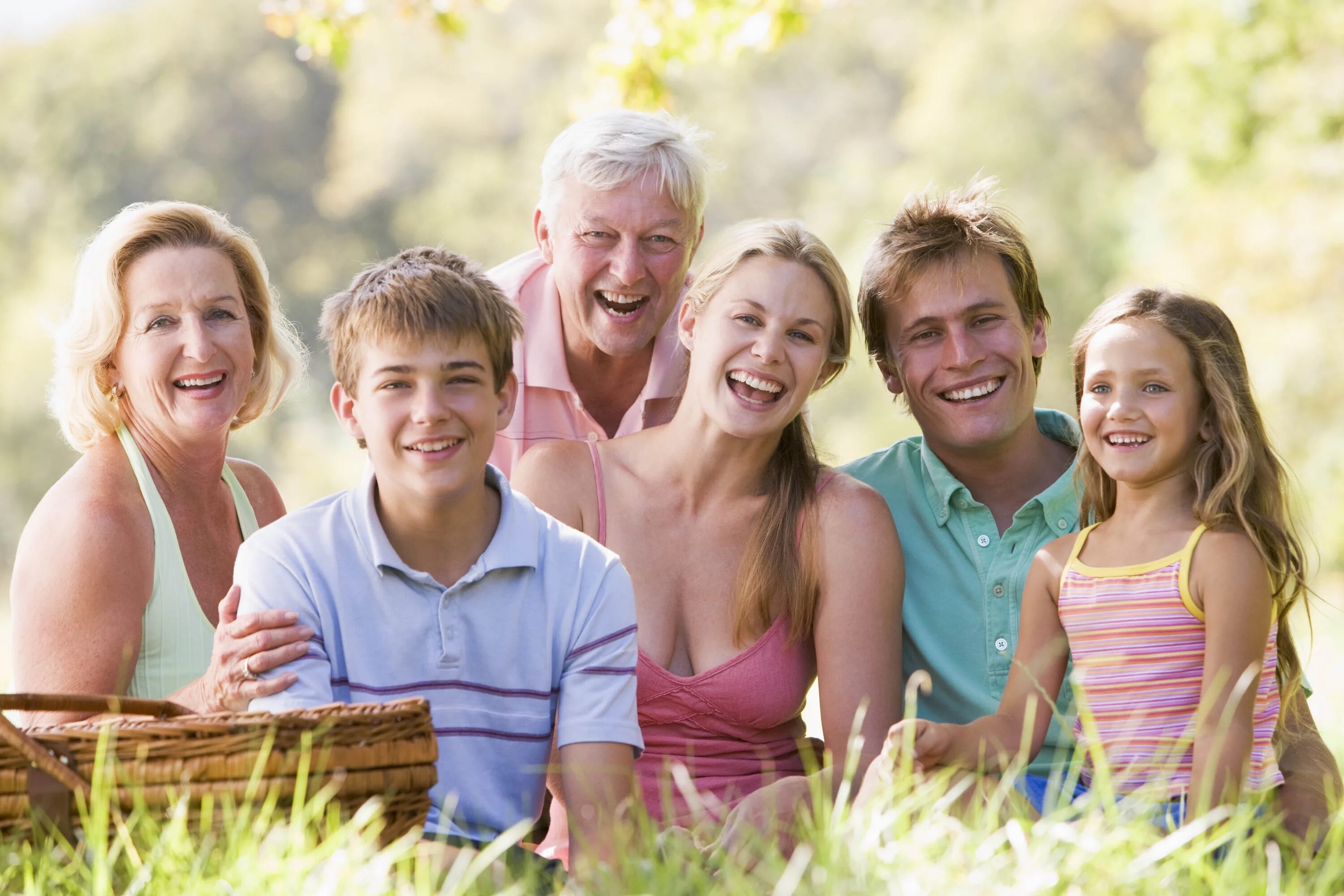 Family natural. Большая счастливая семья. Счастливая семья на природе. Счастливые люди на природе. Радостные люди на природе.