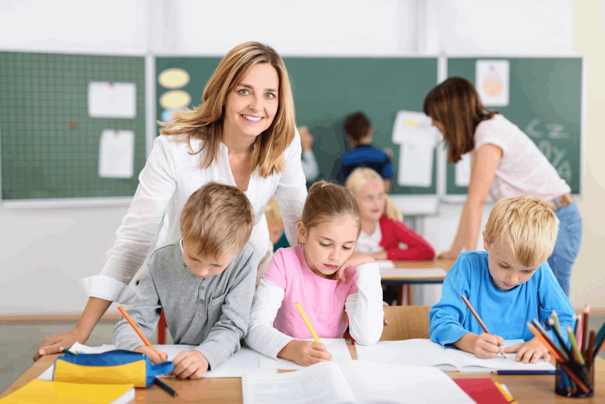 They doing their homework. Учитель и дети. Учитель и ученик. Дети в классе. Класс с учениками.