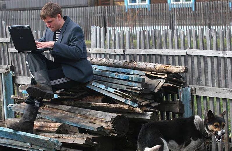 Деревня есть интернет. Интернет в деревне. городские и сельские жители. компьютер в деревне. интернет в сельской местности.