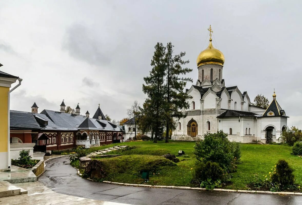 Савва сторожевский монастырь. Звенигород храм саввы сторожевского. Саввино-сторожевский монастырь. Скит саввы сторожевского в звенигороде. Монастырь звенигород саввино-сторожевский монастырь.