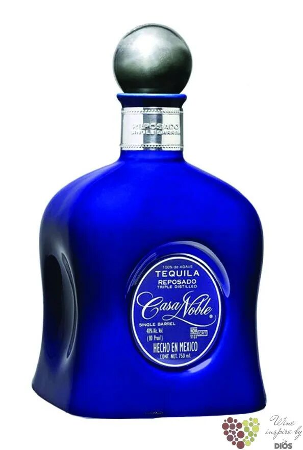 Текила в голубой бутылке. Текила casa noble. casa noble anejo single barrel. текила синяя бутылка. текила в квадратной бутылке.