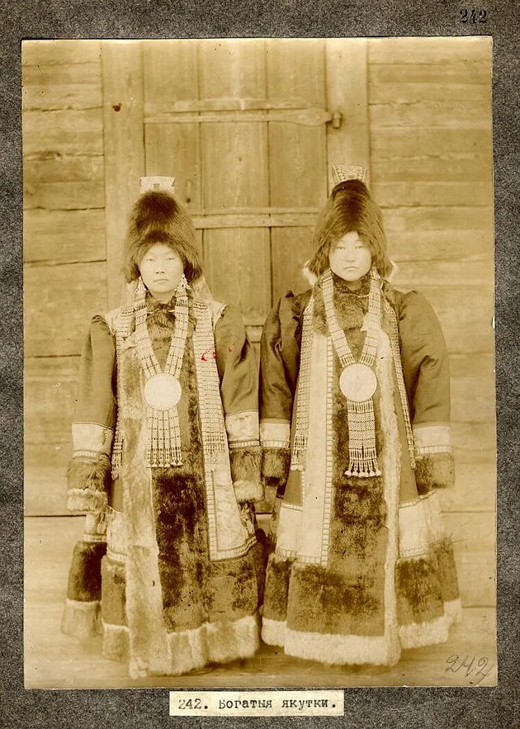 эвенкийский костюм. национальный костюм якутов ысыах. веко якутов. национальная одежда якутов 19 века. якуты народность.