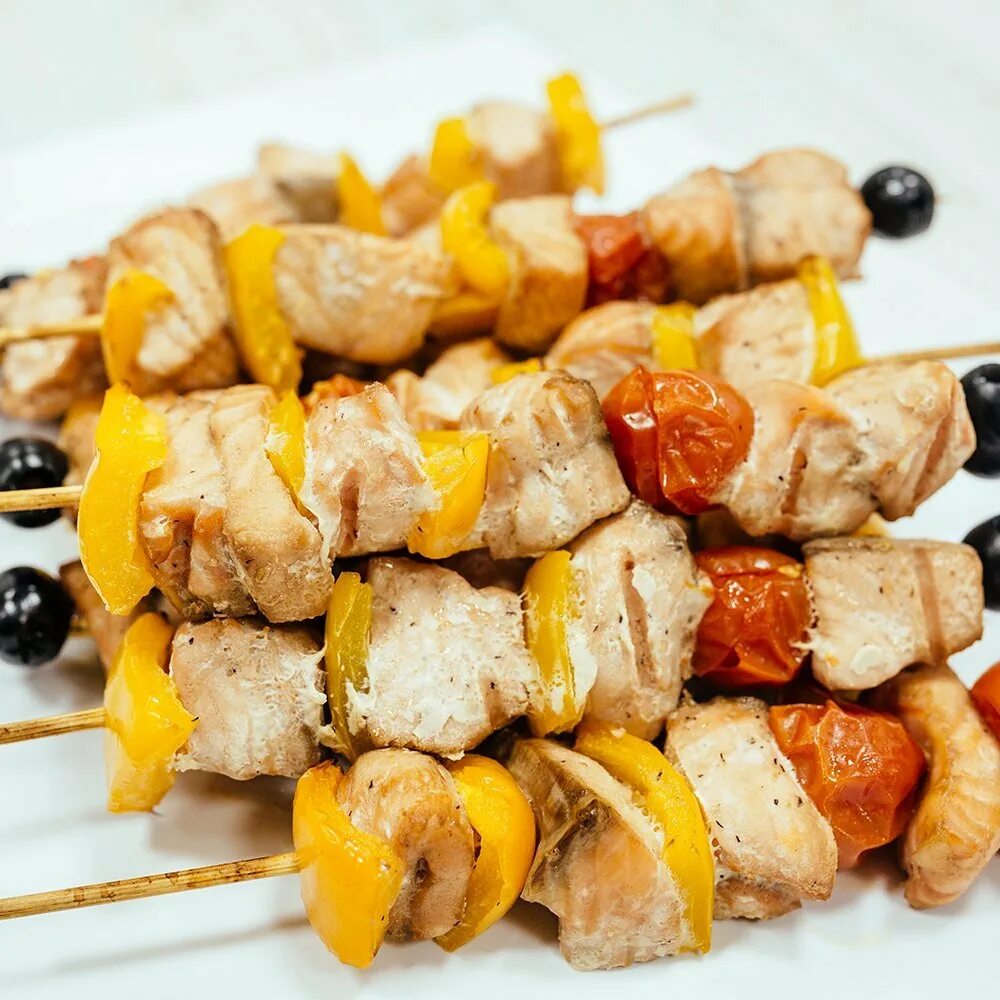 Курица на шпажках. Мини шашлычки на шпажках. Куриные шашлычки на шпажках. Китайские шашлычки на шпажках. Мини шашлычки на шпажках.