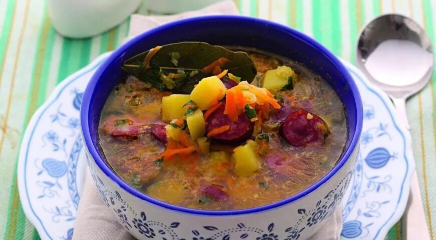 Суп с оливками и копченой колбасой. Гороховый суп с колбасками. гороховый суп с копчеными колбасками. суп с копченой колбасой. гороховый суп с охотничьими колбасками.
