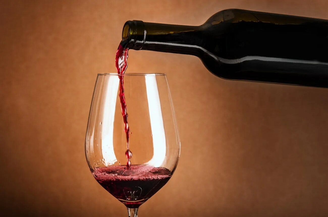 Текст песни вина бокал бокал вина. Налиаарт вину из бутылки. Вино из бутылки наливается в бокалы. Разлитое вино фото. Вино разлитое в форме сердца.