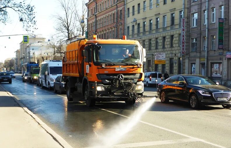 Поливальная машина петербург. Уборка улиц в санкт петербурге. Уборка улиц в санкт петербурге. Уборка города санкт-петербурга. Озеленение городских улиц.
