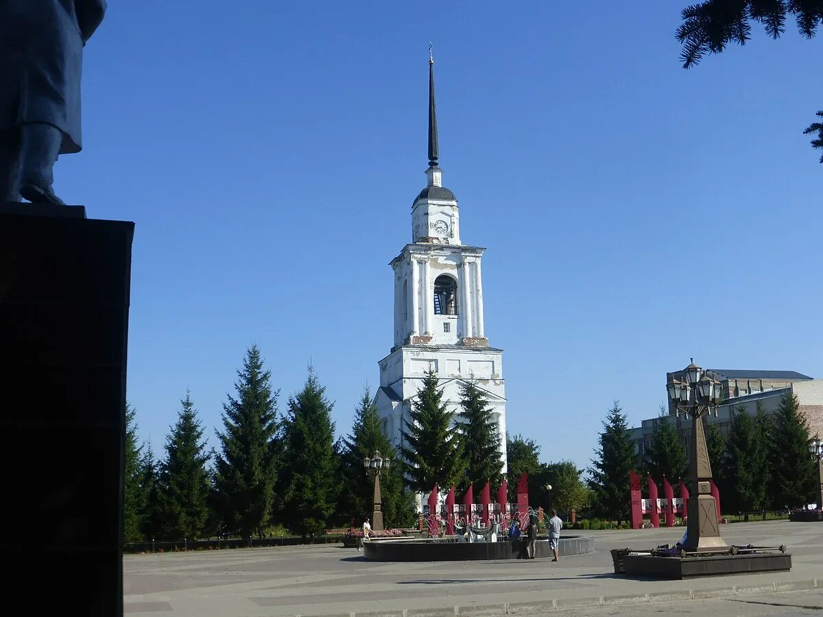 Колокольня успенского в севске. Брянская обл г севск. Брянская обл г севск. Севск площадь. Севск площадь.
