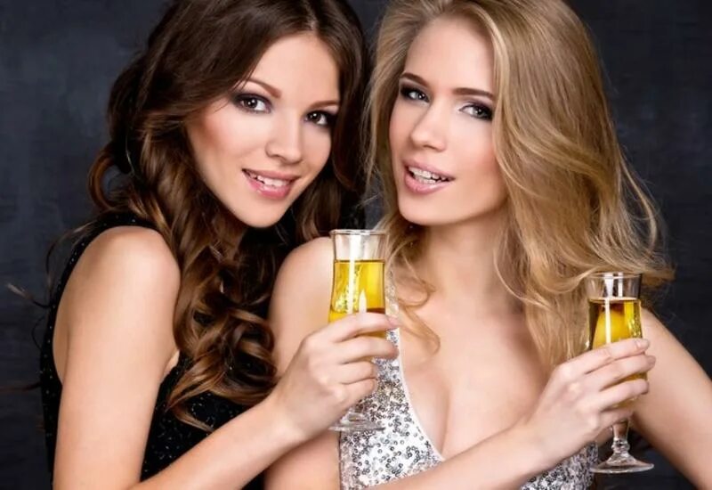 Пьющие подруги. Подруги выпивают. Девушки выпивают. Девушка пьет. Пьющие девчонки.