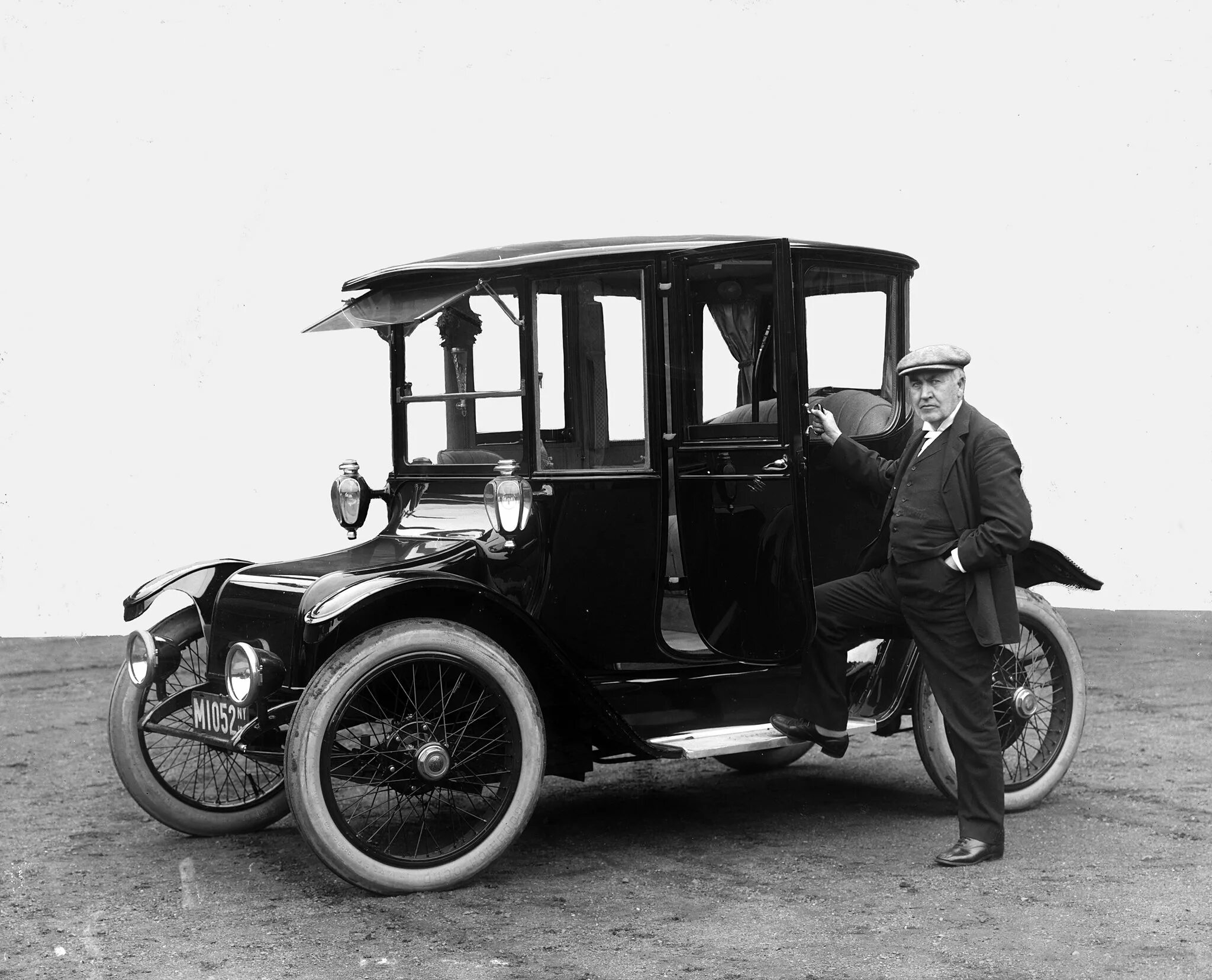 Автомобили бывшем употреблении. Detroit Electric 1917. Электромобиль «Detroit Electric» 1915 года. Электромобиль компании «Detroit Electric», 1907 г. Тесла.
