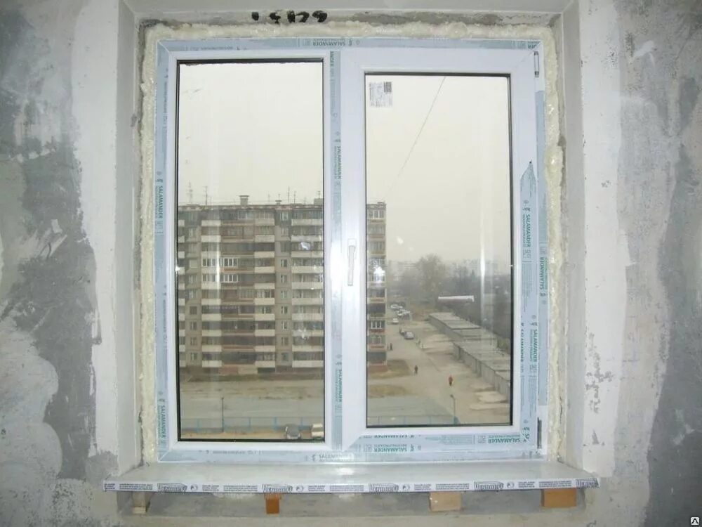 Отреставрированные старые деревянные окна. Окно панельного дома. Окно в доме изнутри. Пластиковые окна в хрущевке. Окна хрущевок.