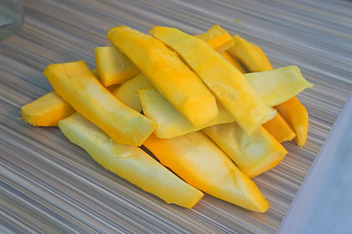 Фаршированные кабачки цукини. Подготовка кабачков для фарширования кратко. Мякоть кабачков. Мякоть кабачков. Средний кубик нарезка кабачков.