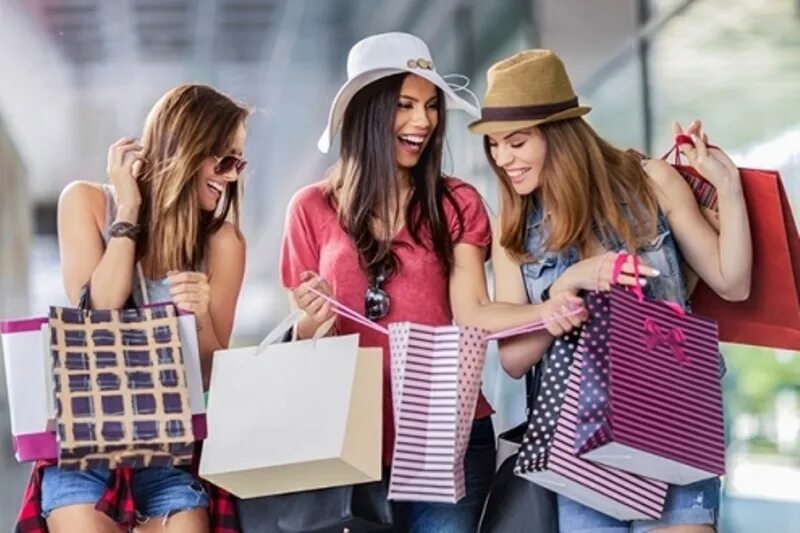 Shopping once. Шоппинг с подругами. Девушка шоппинг. Шоппинг подростки. Три девушки на шоппинге.