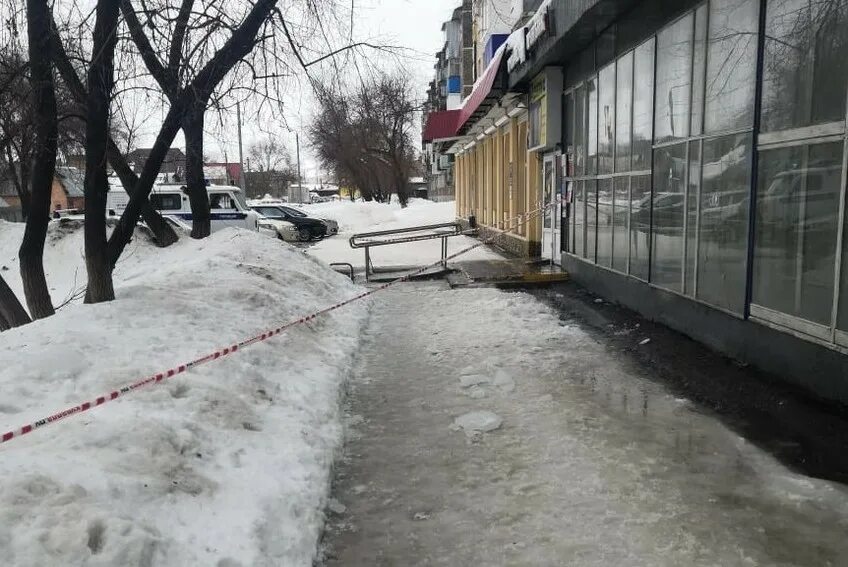 Ооо ук оренбург. Глыба Оренбург. Орск сход снега. Авария в Оренбурге улица Карагандинская.