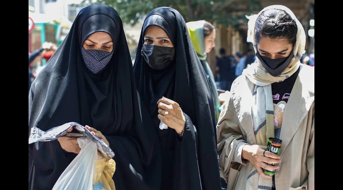 Опасно ли в иране. Чадра паранджа хиджаб. Иран и иранцы и иранки. Женщина в парандже. Девушка в хиджабе.