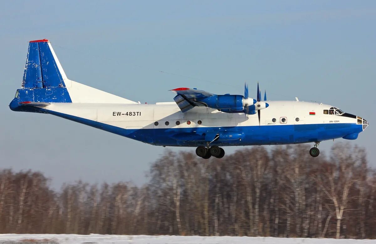 Ан 72 чебурашка. Ан 75. Самолет ан 72. Ан-12 военно-транспортный самолёт. Грузовой самолет ил-76.