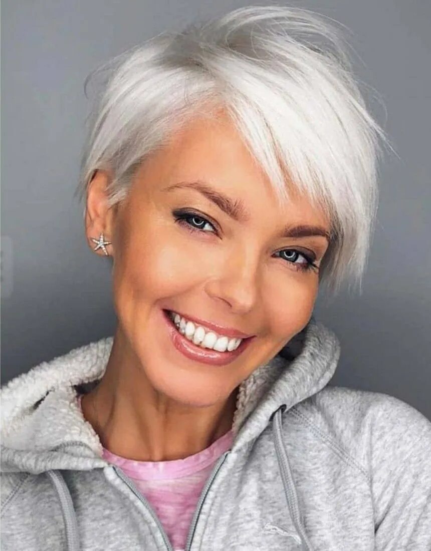 Короткая стрижка холодный блонд. Короткая стрижка холодный блонд. Пикси боб блонд. Окрашивание блонд на короткие волосы. Пикси холодный пепельный блонд.