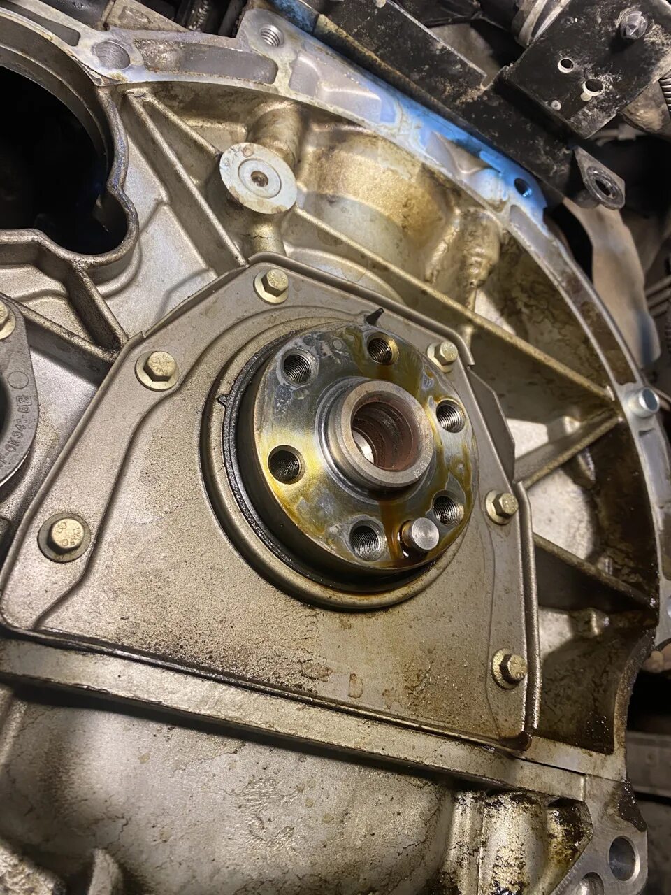 Сальник коренного на л200. Сальник коленвала 4м40 задний. Замена заднего сальника коленвала акпп. Nag1 акпп. Замена заднего сальника коленвала пежо 308 акпп.
