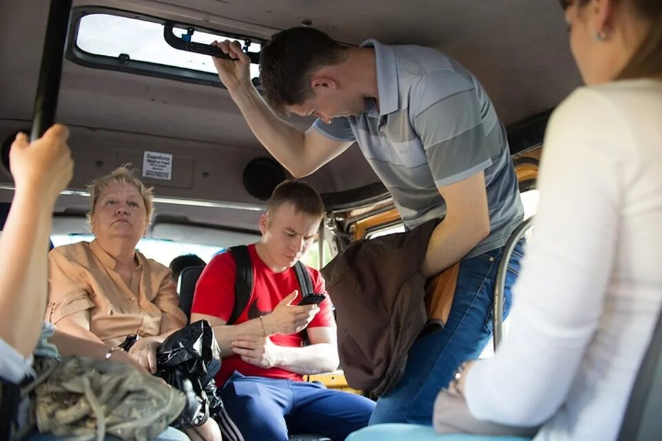 Пассажир сервис великий. Пассажиры в маршрутке. люди в автобусе. люди в маршрутке. пассажиры общественного транспорта.