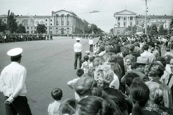 Демонстрация 1 мая Курск СССР. Курск красная площадь 70-е. Первое мая Курск. 1 мая курск