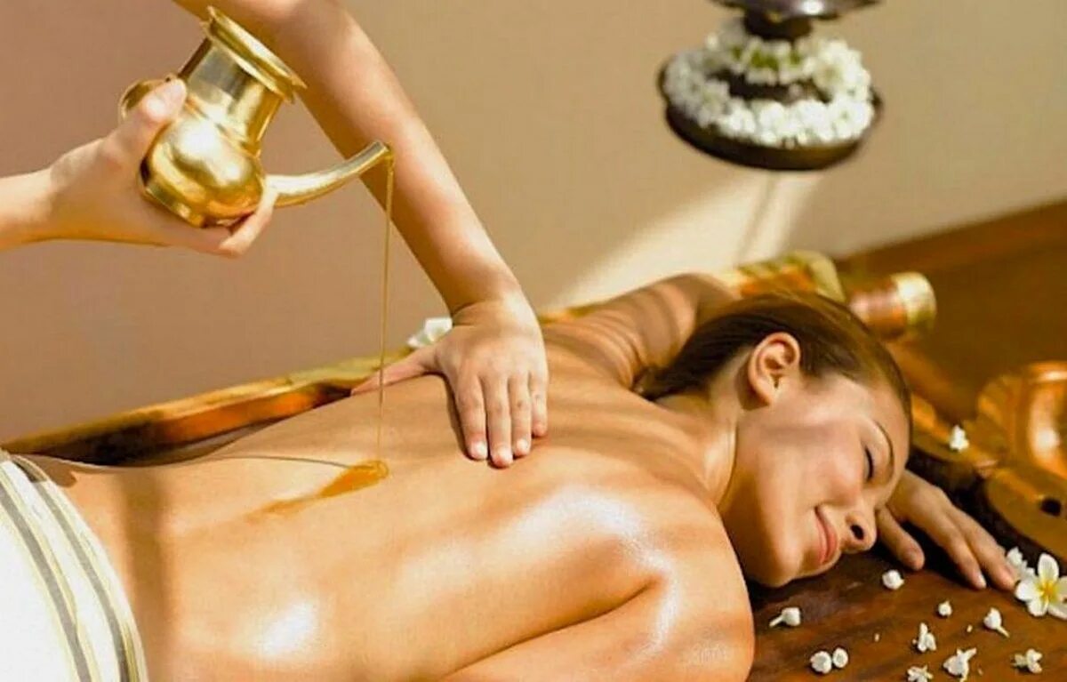 5 massage. Тайский Арома Ойл массаж. Индийский массаж Абхьянга. Масляный массаж. Масляный массаж тела.