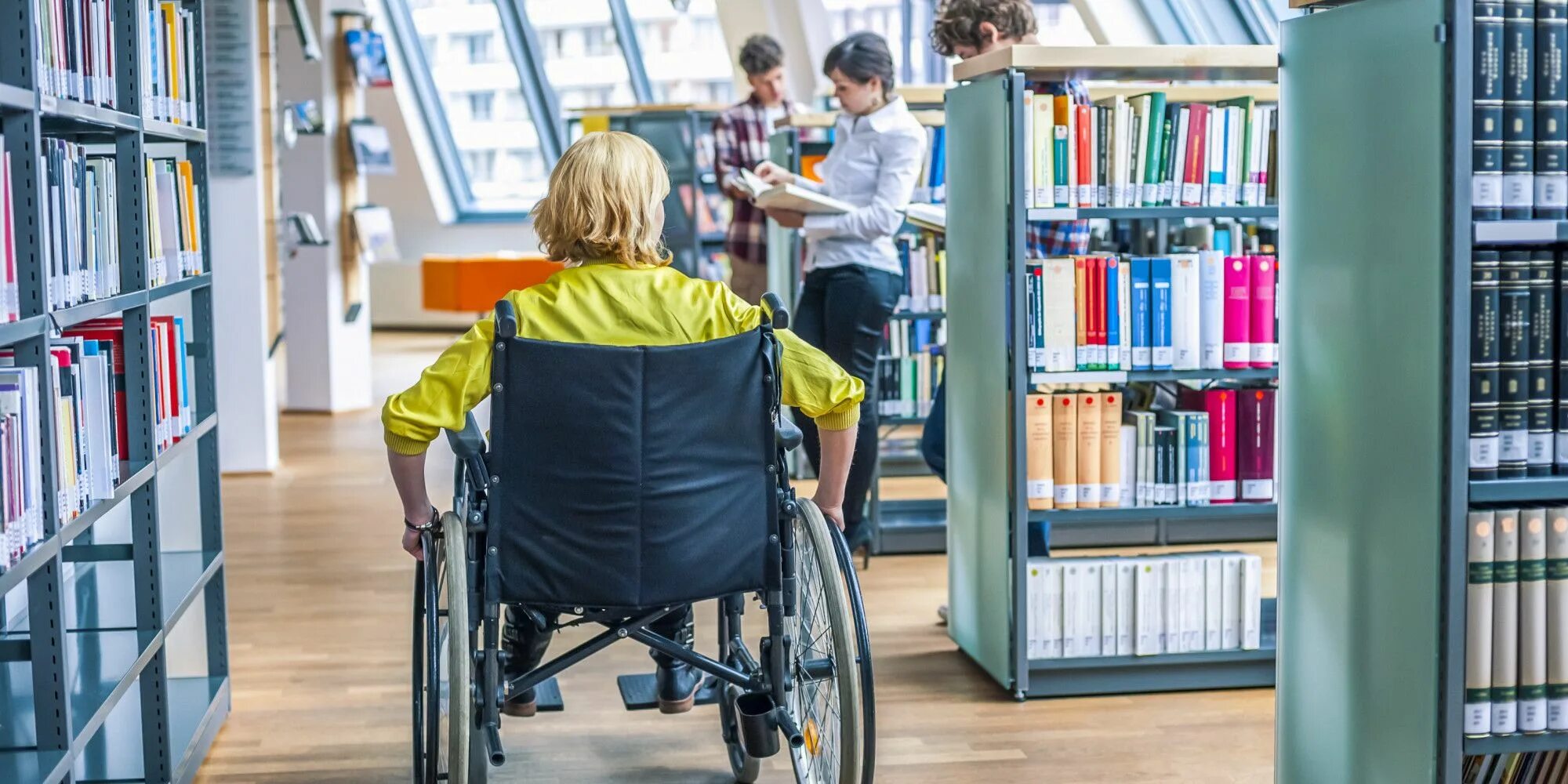Инвалиды в библиотеке. Дети инвалиды в библиотеке. Библиотека в школе для инвалидов. Библиотека для людей с ограниченными возможностями.