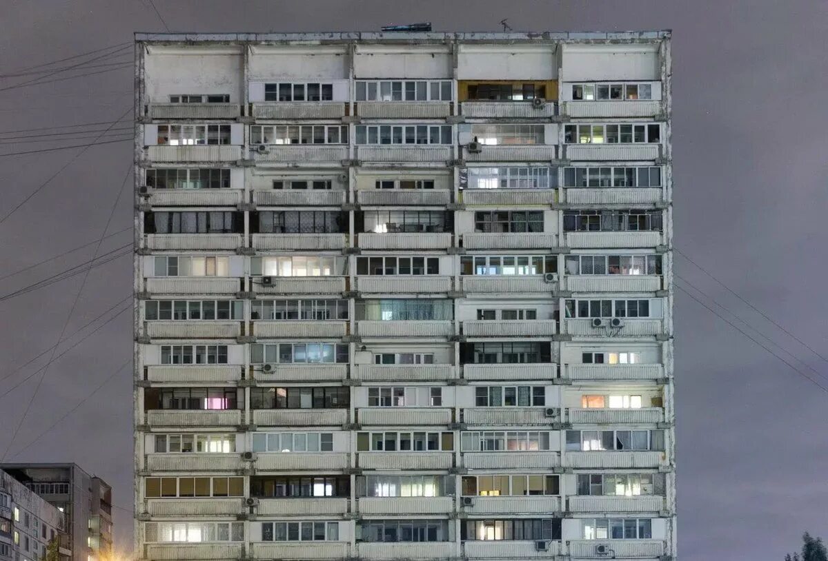 Серые пятиэтажки. Старый высотный дом. Старые многоэтажки. Девятиэтажки эстетика ссср. Панелька многоэтажка.