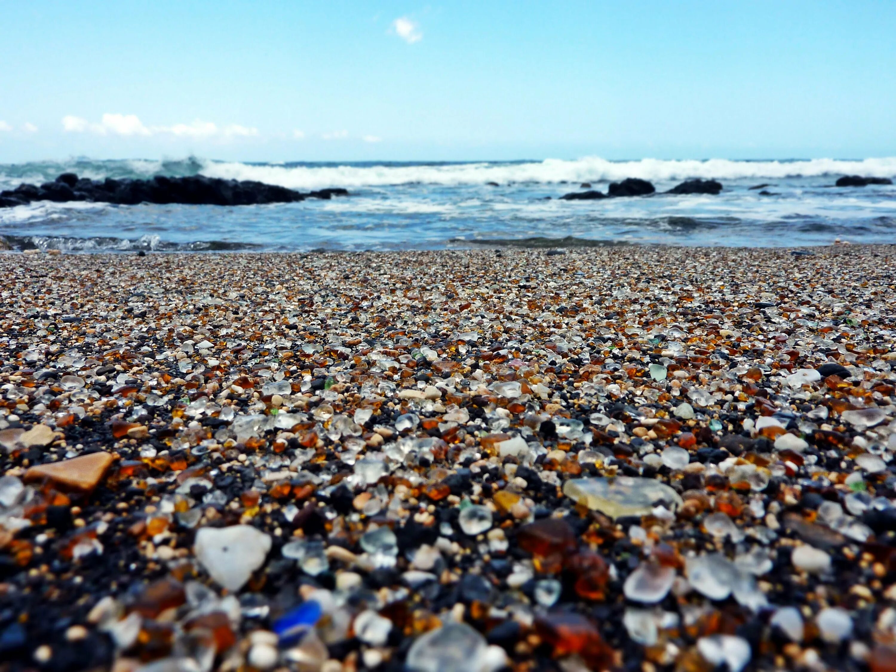 Стеклянный пляж Гласс Бич Калифорния. Пляж стекляшка Владивосток. Стеклянный пляж, Форт-Брэгг, Калифорния. Форт Брэгг Калифорния пляж. Усеянном гальками