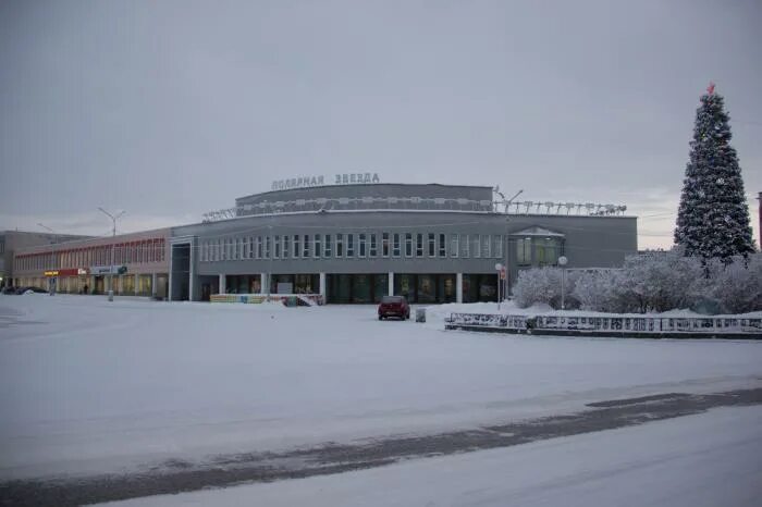 Полярный оленегорск. Полярная звезда Оленегорск. Дворец культуры Оленегорск. Кинотеатр Полярная звезда. ДК Полярная звезда Оленегорск зал.