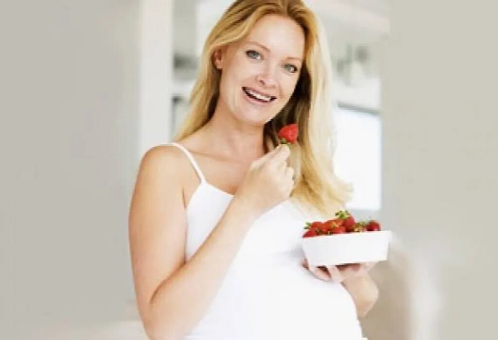 Можно клубнику беременным. Чем полезна клубника для кормящих мам. Чем полезна клубника для беременных. Можно ли кормящей маме клубнику. Можно ли клубнику при беременности.