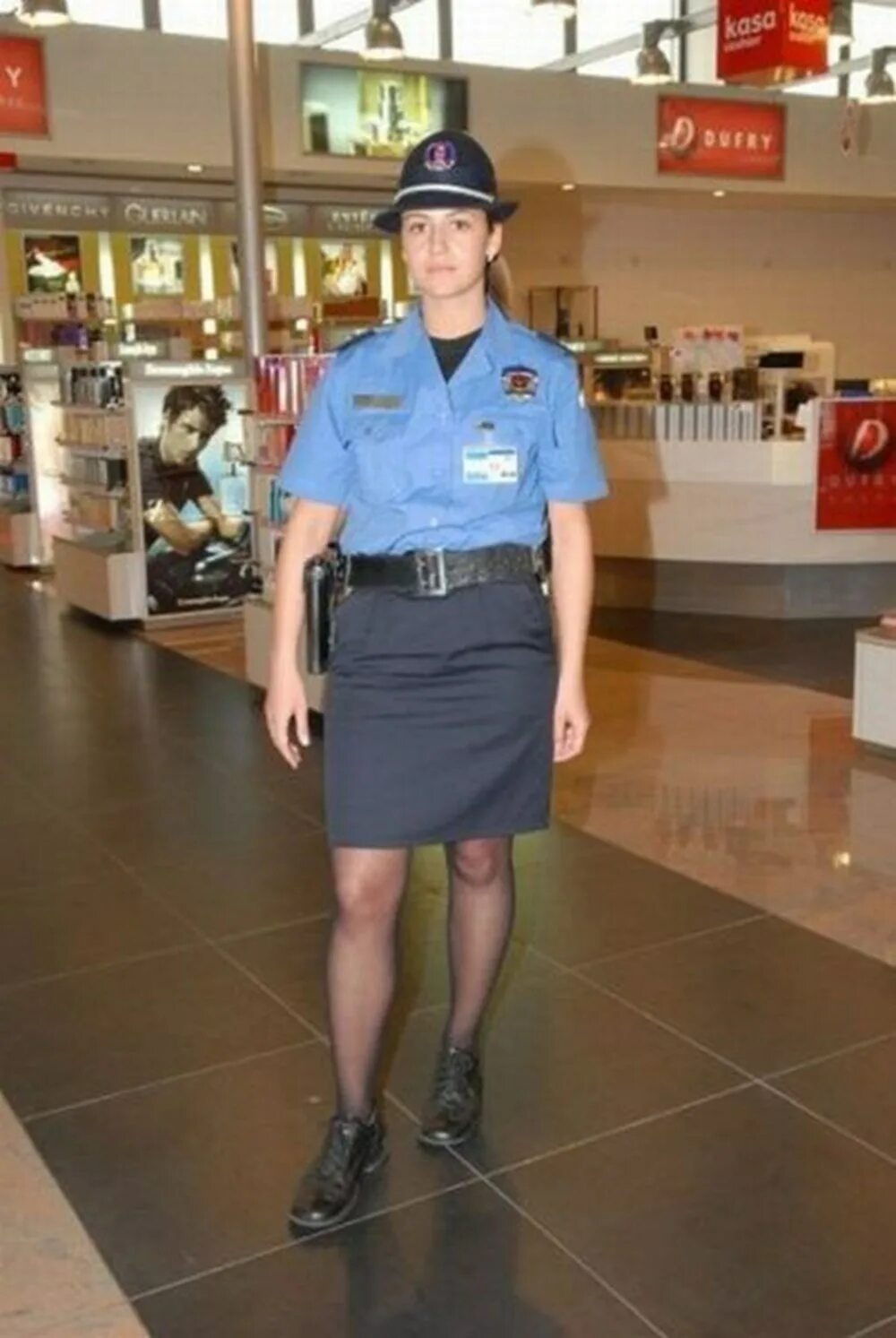 Девушка полицейский. Женщины в форме полиции. Женщины полицейские в юбках. Девушки в милицейской форме.
