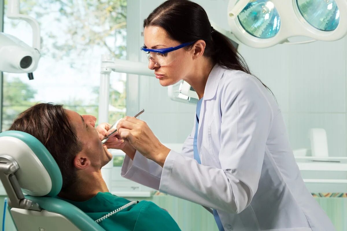 Стоматологического больного. Осмотр стоматолога. Обследование у стоматолога. Стоматолог и пациент.