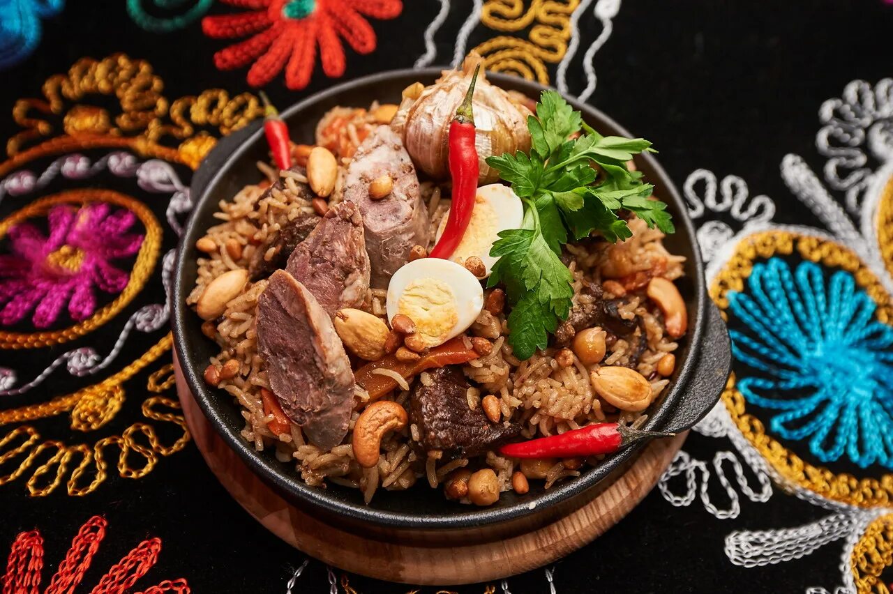 Ферганская кухня. Плов узбекистан чайхона. чайхана в узбекистане плов. чайхона ош плов. угро-плов (таджикская кухня).
