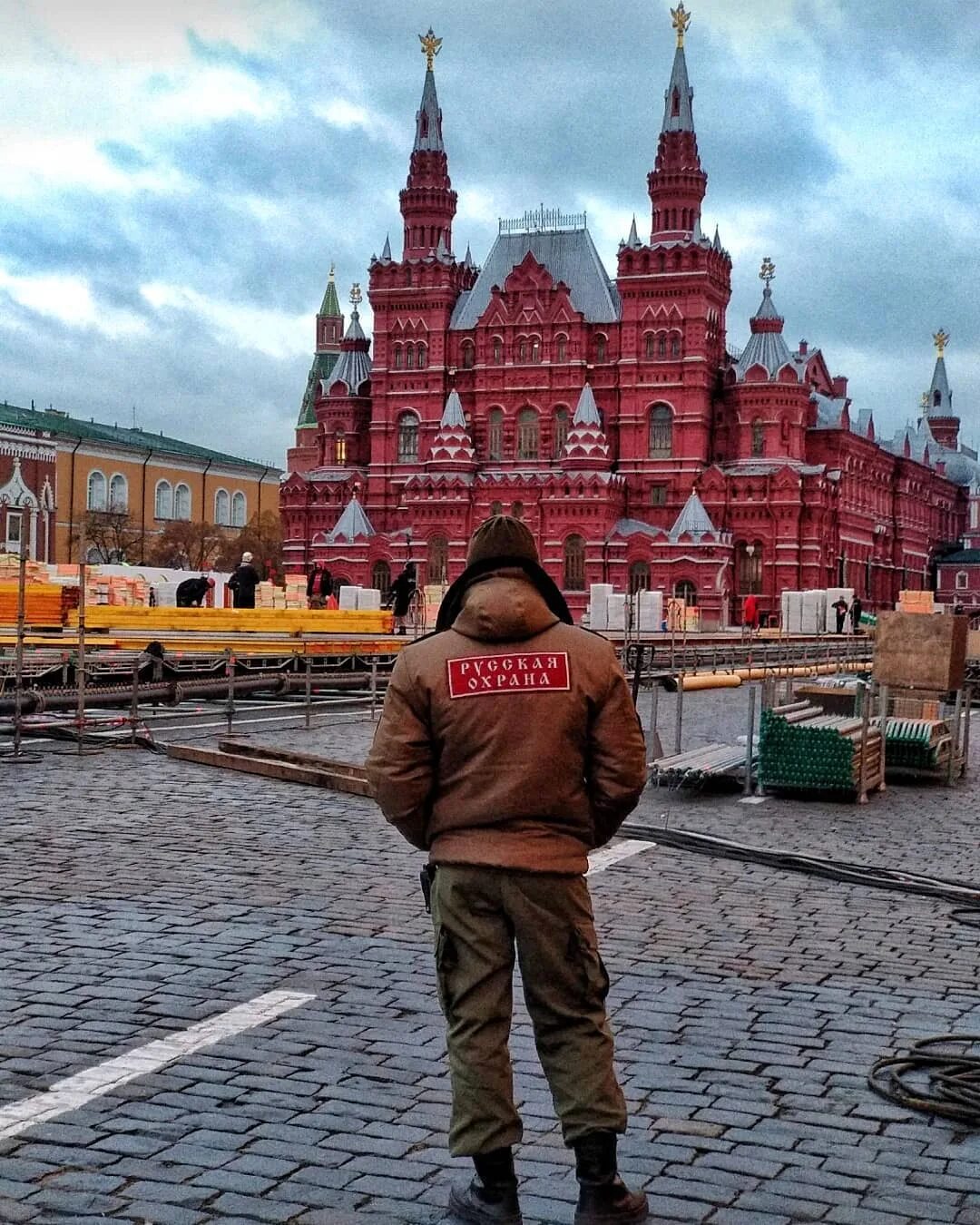 Пошел на москву. ГУМ В Москве на красной площади. Кремль ГУМ. Селфи на красной площади. Люди на красной площади.